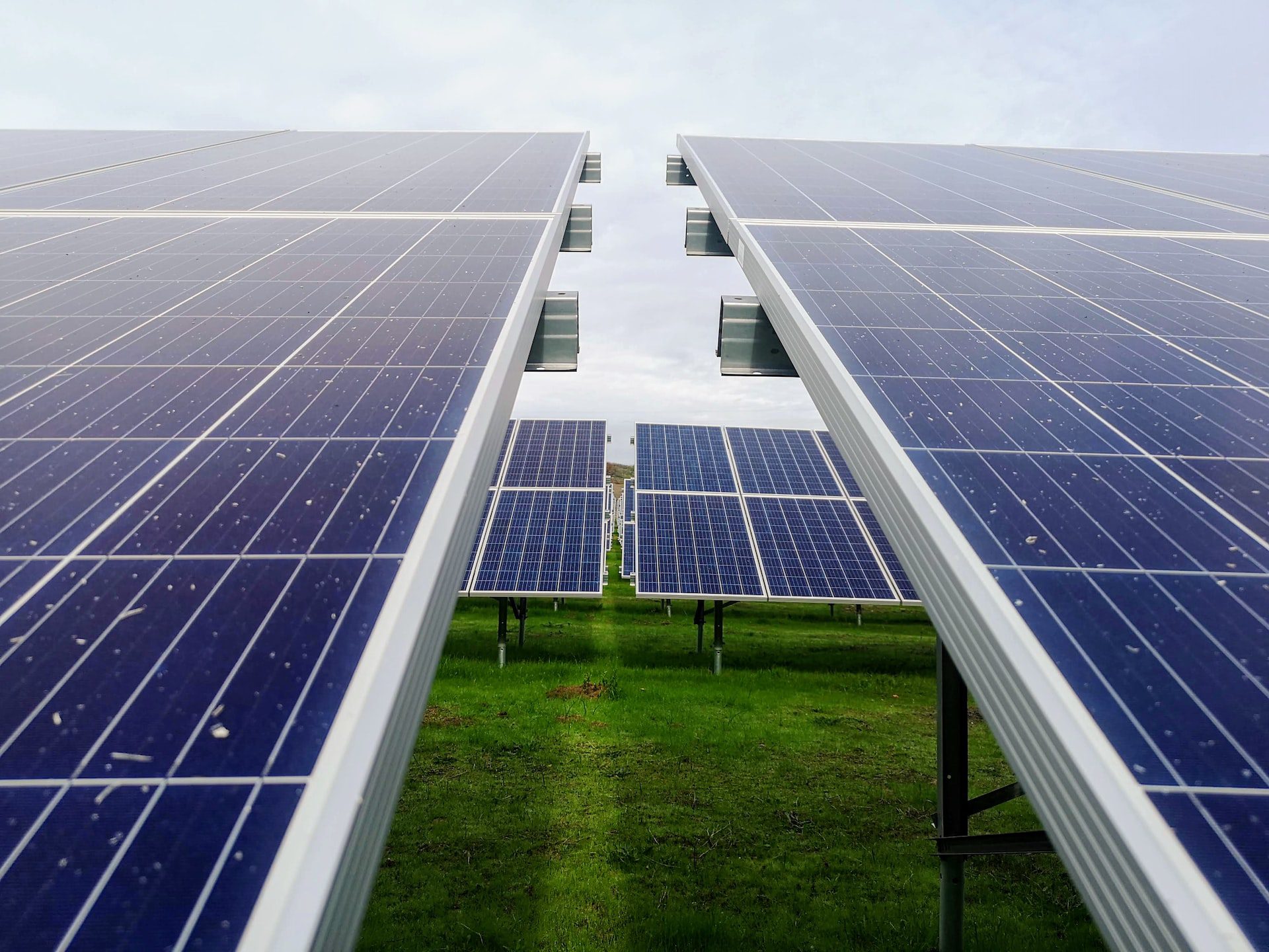 découvrez les avantages et inconvénients des panneaux solaires pour une transition énergétique réussie. informez-vous sur les bénéfices financiers, environnementaux et les défis techniques liés à l'installation de panneaux photovoltaïques.