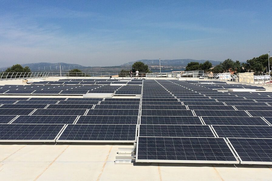 découvrez les panneaux solaires edf, une solution écologique et économique pour produire votre propre électricité. profitez d'une énergie renouvelable avec un accompagnement sur mesure pour maximiser vos économies. transformez votre toit en une source d'énergie durable et contribuez à la transition énergétique.