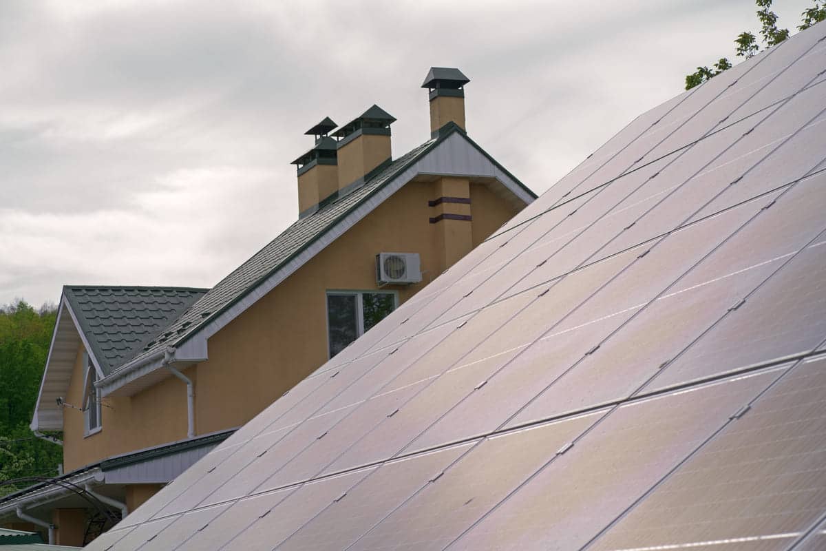 découvrez comment installer des panneaux solaires sur une maison de 100m2 pour maximiser votre production d'énergie renouvelable, réduire vos factures d'électricité et contribuer à la protection de l'environnement. obtenez des conseils pratiques et des informations sur les avantages fiscaux liés à l'énergie solaire.