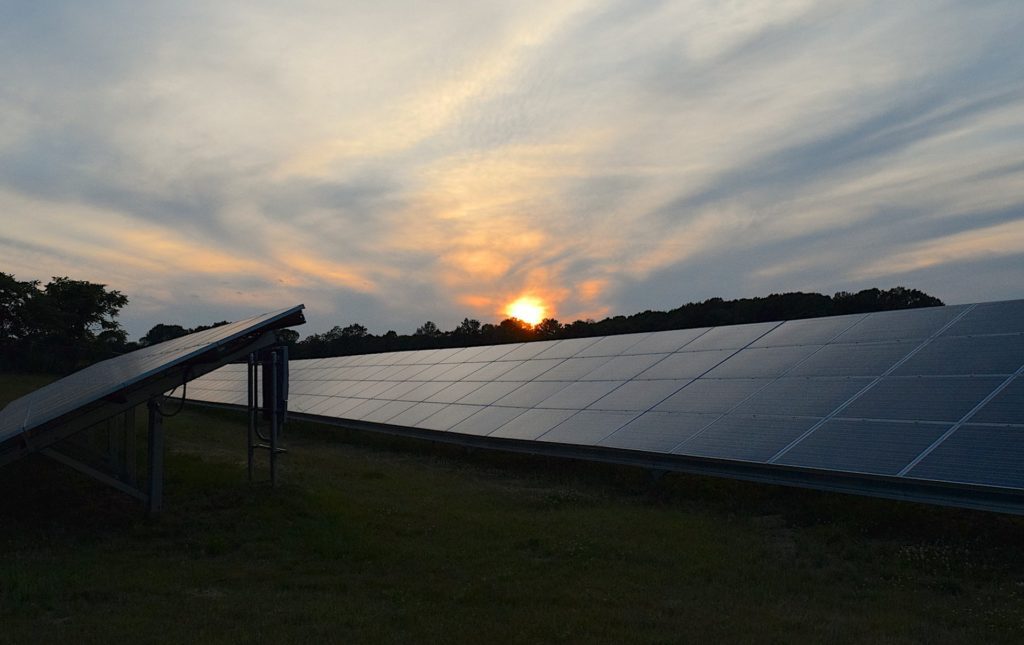 découvrez comment les panneaux solaires peuvent continuer à produire de l'énergie même pendant la nuit grâce aux technologies innovantes de stockage d'énergie. apprenez les avantages et le fonctionnement des systèmes solaires nocturnes pour une transition énergétique durable.