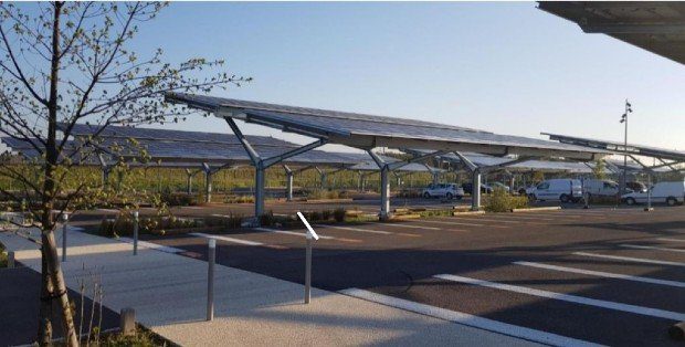 découvrez les avantages des panneaux solaires pour les parkings : une solution écologique et économique qui transforme vos espaces de stationnement en sources d'énergie renouvelable tout en offrant une ombre agréable aux véhicules.