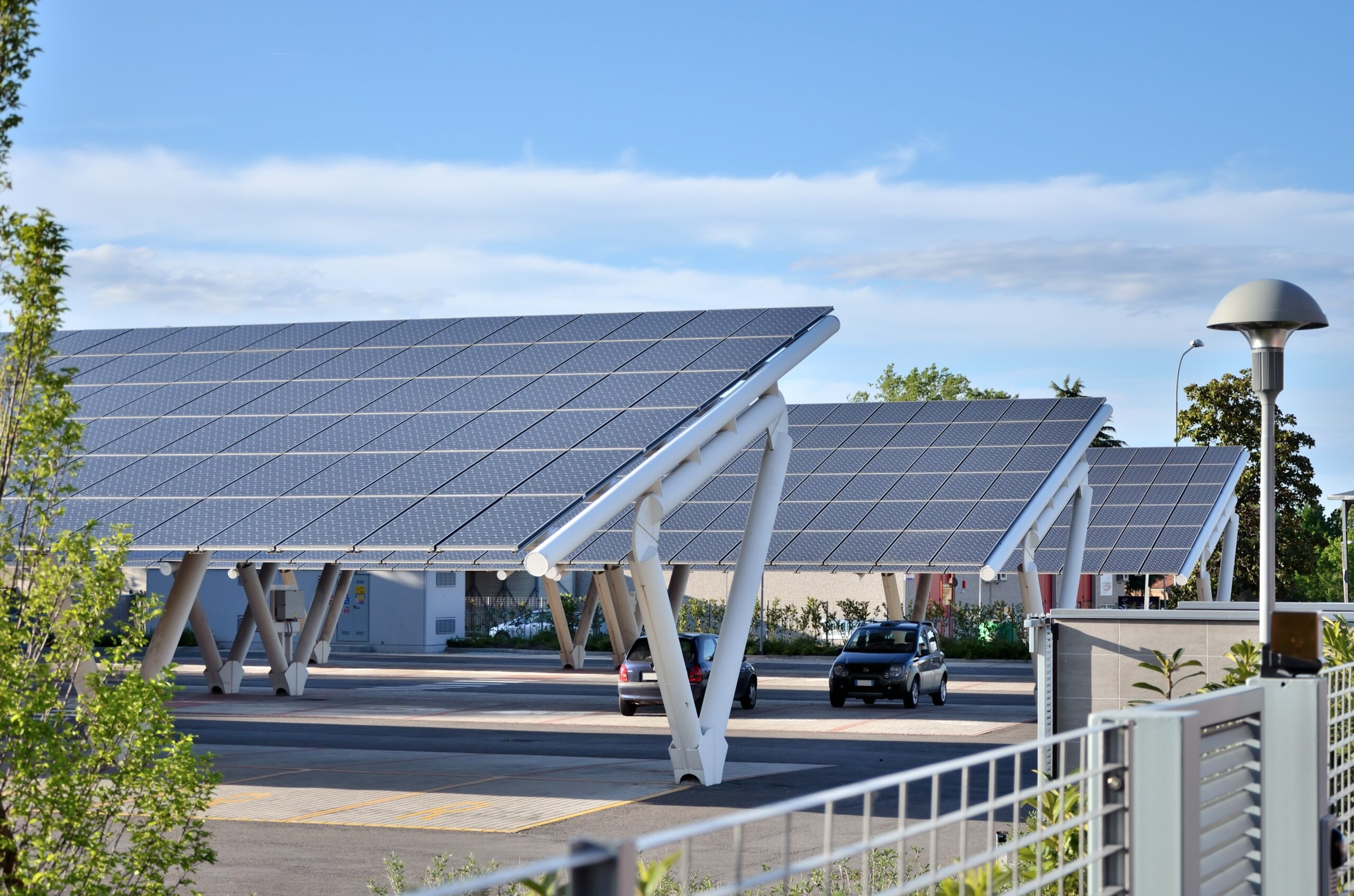 découvrez les avantages des panneaux solaires pour les parkings : une solution durable et efficace pour produire de l'énergie tout en offrant une protection aux véhicules. optimisez l'espace de stationnement et réduisez votre empreinte carbone avec des installations solaires performantes.