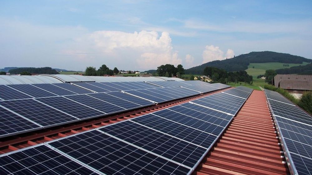 découvrez comment les panneaux solaires peuvent devenir une solution rentable pour votre foyer. économisez sur vos factures d'électricité tout en contribuant à la protection de l'environnement grâce à une énergie renouvelable et durable.