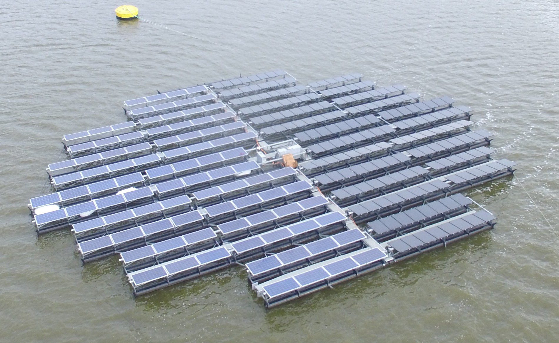 découvrez l'innovation des panneaux solaires sur lacs, une solution durable et efficace pour produire de l'énergie tout en préservant l'environnement. apprenez comment cette technologie révolutionnaire optimise l'espace aquatique et réduit l'évaporation, tout en contribuant à la transition énergétique.