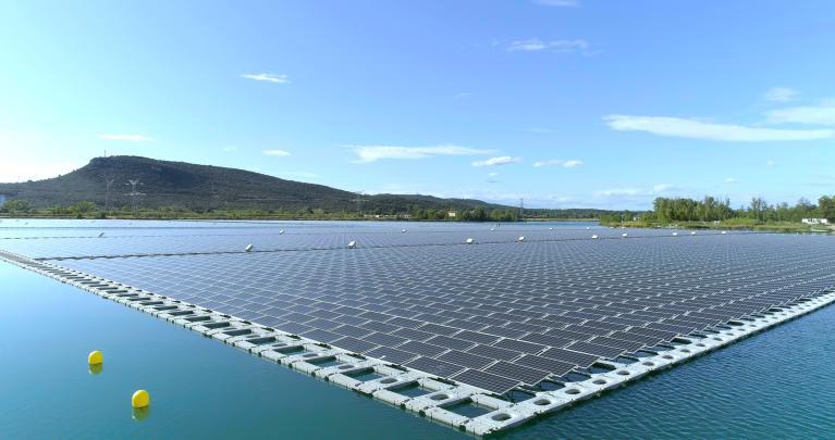 découvrez les avantages des panneaux solaires sur lacs, une solution innovante pour produire de l'énergie renouvelable tout en préservant les écosystèmes aquatiques. apprenez comment cette technologie contribue à réduire l'empreinte carbone et optimise l'utilisation des surfaces d'eau.