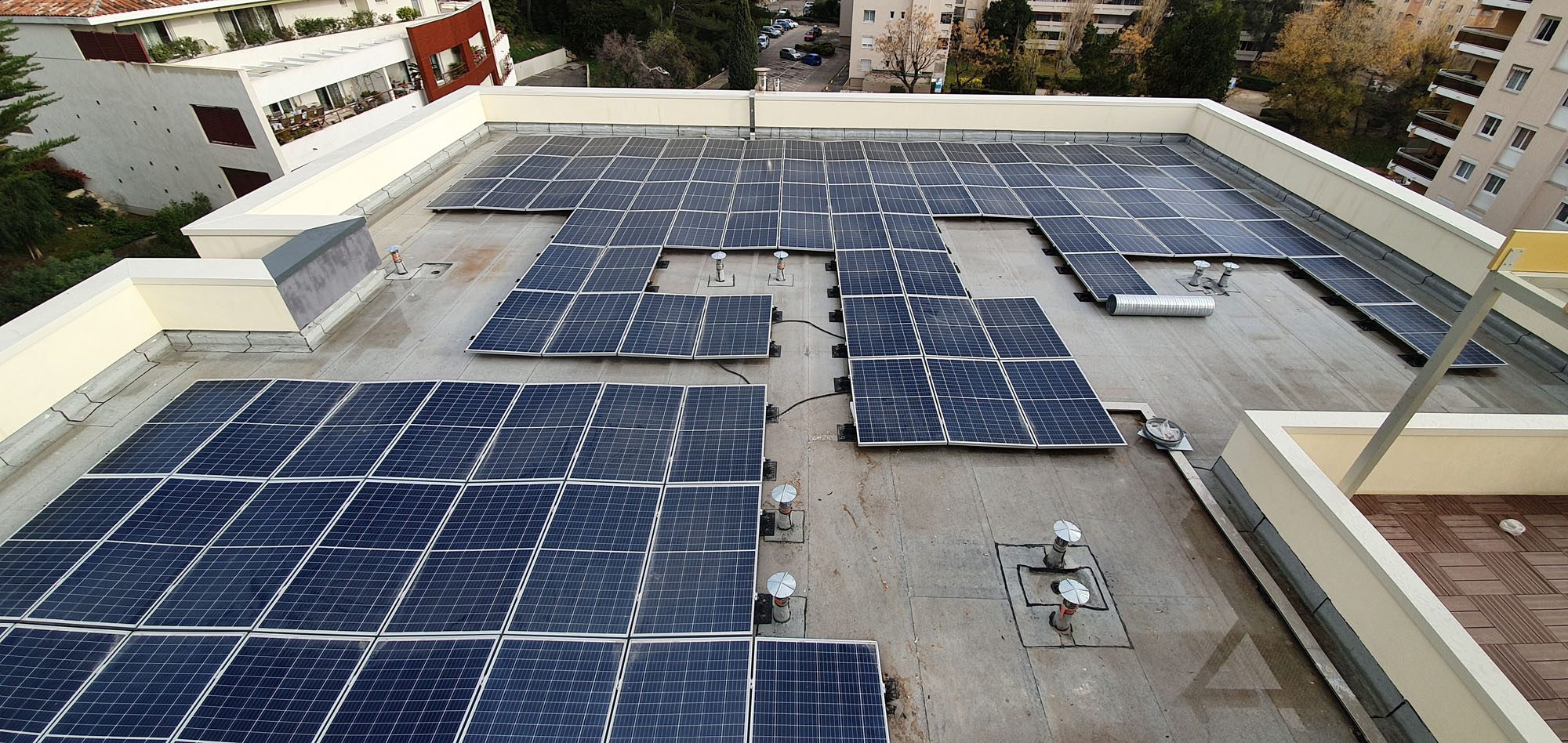 découvrez comment les panneaux solaires peuvent transformer votre terrasse en un espace éco-responsable tout en générant de l'énergie renouvelable. idéaux pour optimiser votre consommation d'électricité, nos solutions de panneaux solaires allient efficacité, esthétisme et durabilité.