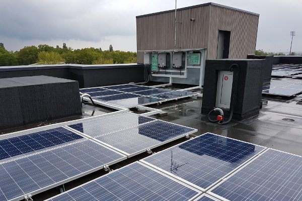 découvrez les avantages des panneaux solaires pour toits plats : une solution écologique et économique pour optimiser l'énergie de votre maison. installez des panneaux solaires efficaces et profitez d'une production d'électricité durable tout en réduisant votre empreinte carbone.
