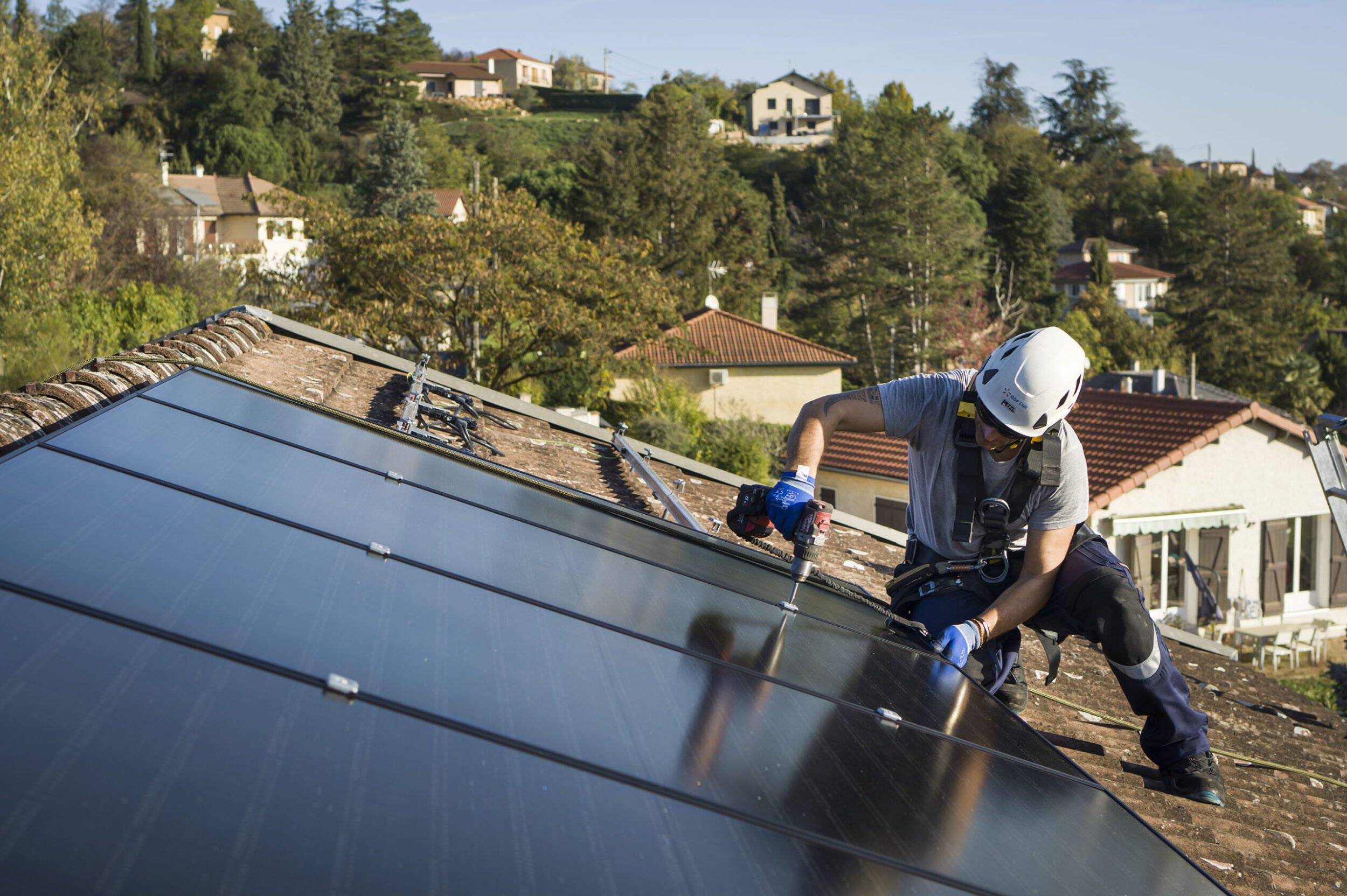 découvrez comment les panneaux solaires pour toiture peuvent transformer votre maison en une source d'énergie renouvelable, réduire vos factures d'électricité et contribuer à la protection de l'environnement.