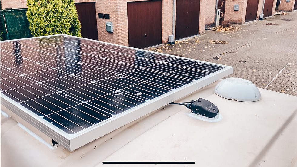 découvrez notre guide ultime sur les panneaux solaires pour vans. apprenez comment optimiser votre énergie lors de vos voyages en van, les meilleures options disponibles, et des conseils pratiques pour l'installation et l'entretien de votre système solaire.