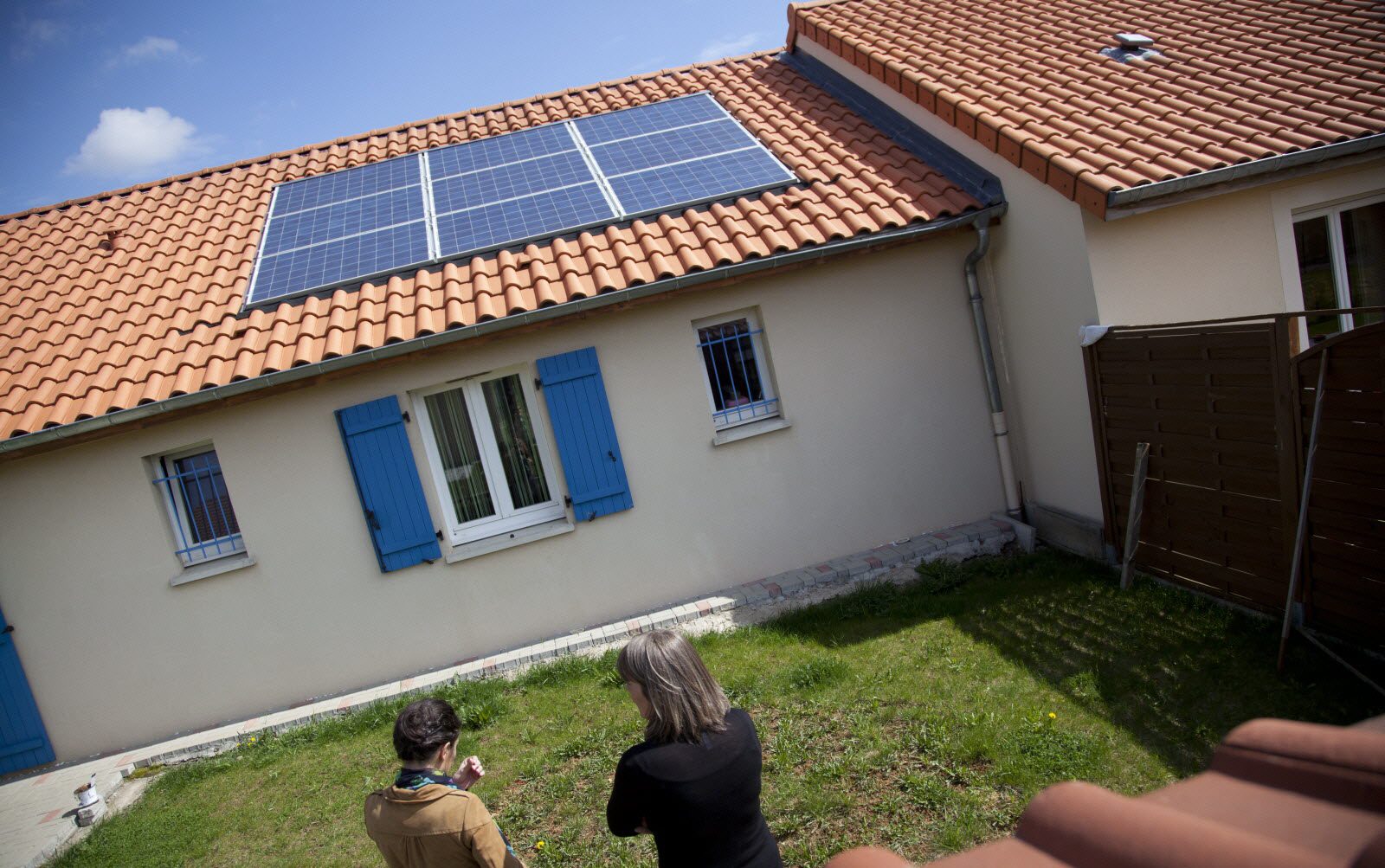 découvrez comment le photovoltaïque pour votre domicile peut réduire vos factures d'énergie et contribuer à un avenir plus durable. explorez les avantages des panneaux solaires, leur installation et les aides financières disponibles pour transitionner vers une énergie propre et renouvelable chez vous.