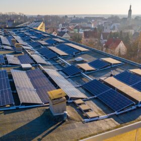 découvrez comment l'énergie photovoltaïque contribue au développement durable en alliant efficacité énergétique et protection de l'environnement. apprenez les avantages des systèmes solaires pour un avenir plus vert.