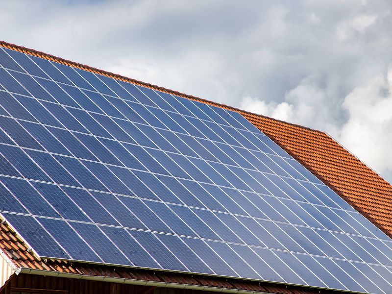 découvrez l'impact environnemental des panneaux solaires : entre les interrogations sur leur fabrication et leur recyclage, explorez les enjeux de la pollution liée à cette technologie durable. informez-vous pour un choix éclairé en matière d'énergie renouvelable.