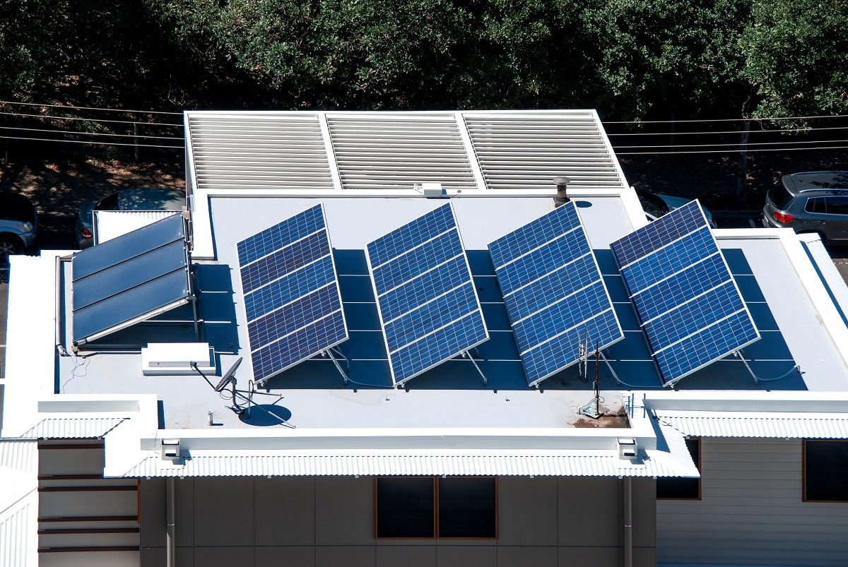 découvrez les avantages de la pose à plat des panneaux solaires pour optimiser votre production d'énergie. cette méthode permet un gain d'espace et une intégration esthétique sur votre toiture. apprenez comment installer efficacement des panneaux solaires à plat pour maximiser leur rendement.