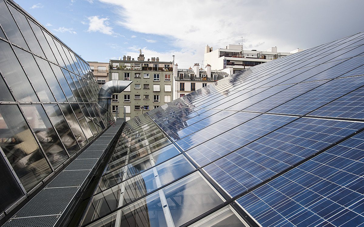 découvrez les pratiques photovoltaïques urbaines innovantes qui transforment nos villes en espaces énergétiquement durables. apprenez comment intégrer l'énergie solaire dans l'architecture urbaine pour un avenir plus vert.
