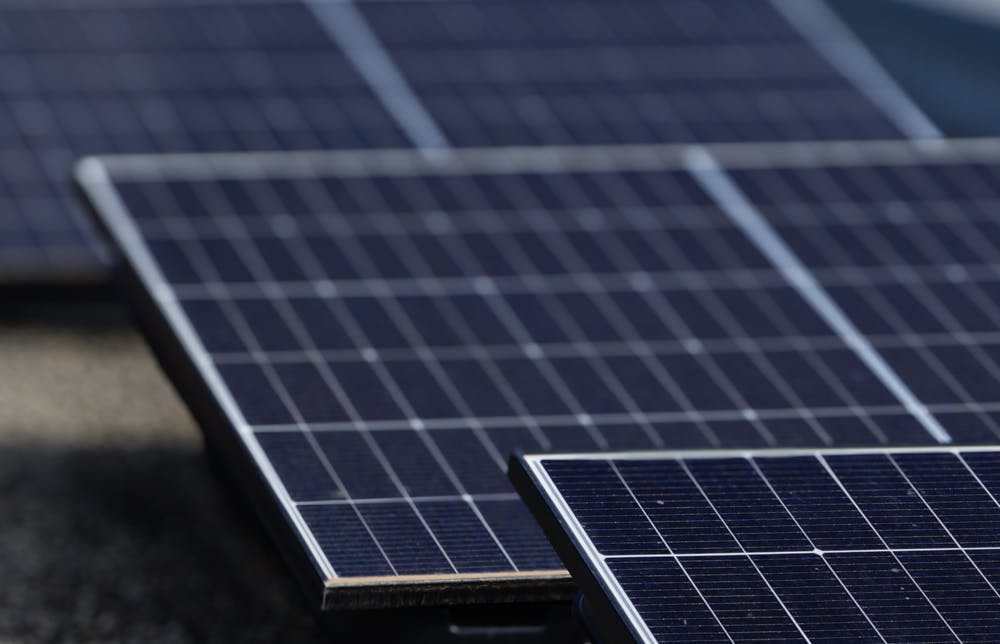 découvrez les principaux problèmes liés aux panneaux solaires, leurs solutions et conseils pour maximiser l'efficacité de votre système photovoltaïque. informez-vous sur les défis techniques, les coûts d'entretien et les erreurs courantes à éviter.