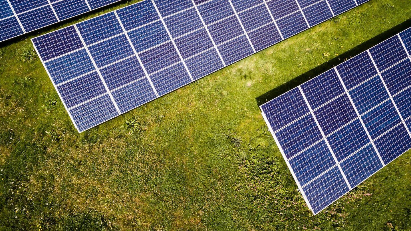 découvrez l'importance de la surface des panneaux photovoltaïques dans les fermes solaires. apprenez comment optimiser l'espace pour maximiser la production d'énergie renouvelable et contribuer à un avenir durable.