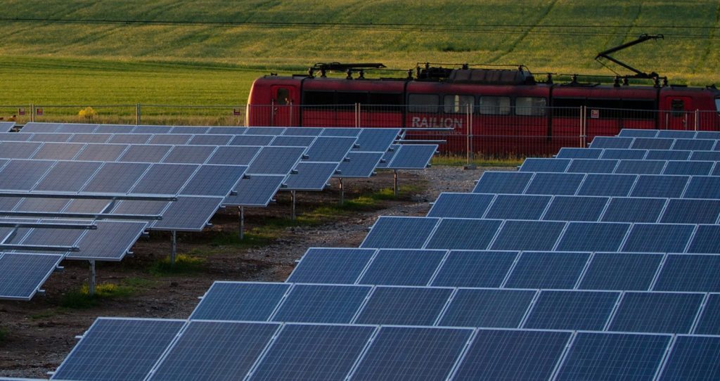 découvrez comment la surface des panneaux photovoltaïques influence leur efficacité et leur impact environnemental. analysez les facteurs clés qui déterminent la production d'énergie solaire et optimisez votre installation photovoltaïque.