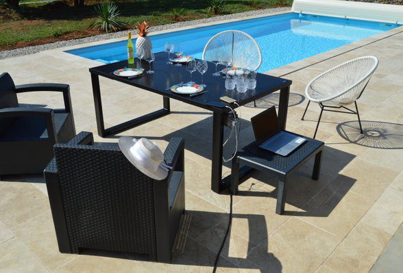 découvrez notre table solaire dédiée aux repas, alliant design moderne et éco-responsabilité. profitez de vos repas en plein air tout en utilisant l'énergie solaire pour illuminer vos soirées et recharger vos appareils. idéale pour les jardins et les terrasses, cette solution innovante vous permet de savourer chaque moment en harmonie avec la nature.