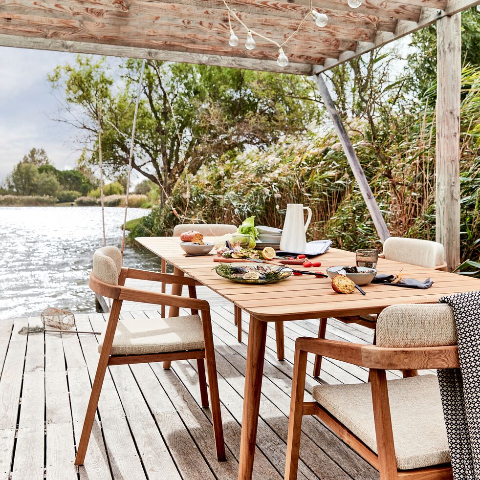 découvrez notre table solaire pour repas, idéale pour profiter de vos repas en plein air tout en étant éco-responsable. alliant design moderne et technologie solaire, elle vous permet de charger vos appareils tout en savourant vos plats préférés au soleil.