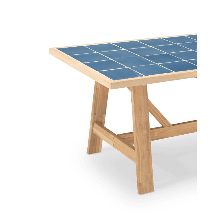 découvrez notre table solaire pour repas, alliant design moderne et technologie écologique. profitez de vos moments conviviaux en pleine nature tout en rechargeant vos appareils grâce à l'énergie solaire. idéale pour des dîners en extérieur, elle révolutionne vos repas en alliant confort et respect de l'environnement.