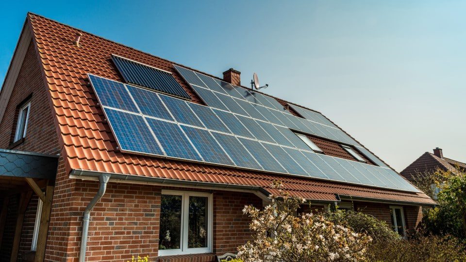 découvrez les multiples avantages des panneaux solaires, une solution énergétique durable qui réduit vos factures d'électricité et contribue à la protection de l'environnement. apprenez comment les panneaux photovoltaïques peuvent transformer la lumière du soleil en énergie, tout en augmentant la valeur de votre propriété.