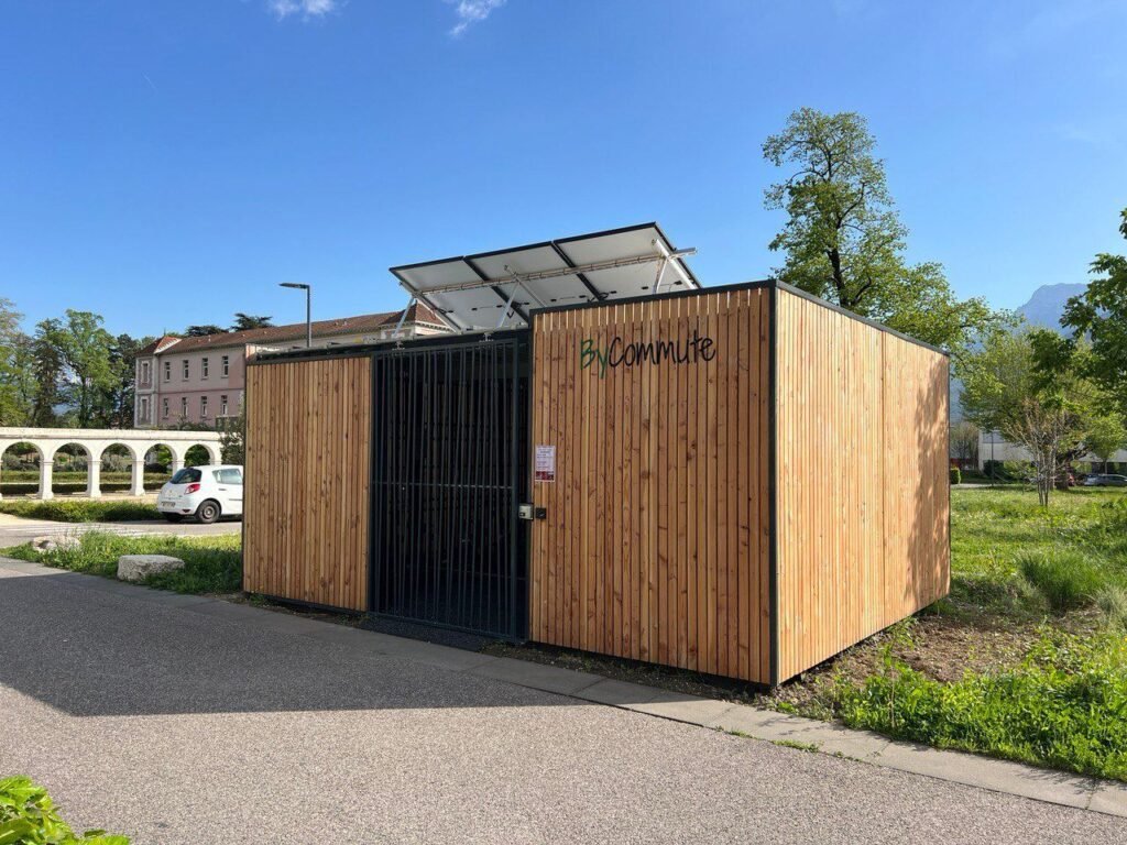 découvrez notre abri garage photovoltaïque, une solution innovante alliant protection de votre véhicule et production d'énergie solaire. économisez sur vos factures d'électricité tout en préservant votre garage des intempéries. profitez d'une installation esthétique et durable pour un habitat éco-responsable.
