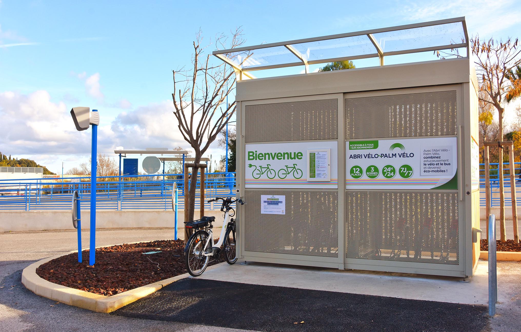 découvrez notre abri garage photovoltaïque, une solution innovante alliant protection pour votre véhicule et production d'énergie verte. profitez d'un espace sécurisé tout en diminuant votre empreinte carbone grâce à nos panneaux solaires de haute performance. idéal pour les éco-responsables souhaitant allier fonctionnalité et durabilité.