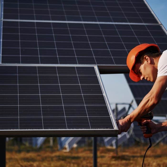 découvrez comment les batteries solaires peuvent vous aider à atteindre une autonomie énergétique totale. explorez les avantages, les solutions et les technologies innovantes pour stocker l'énergie renouvelable et réduire votre dépendance aux sources d'énergie traditionnelles.
