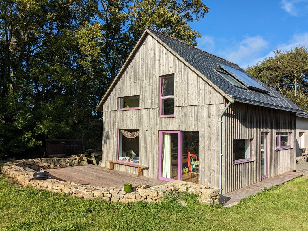 découvrez notre cabane solaire éco-habitat, une construction durable et respectueuse de l'environnement. conçue pour allier confort et autonomie énergétique, elle vous offre un espace de vie harmonieux au cœur de la nature. idéal pour des séjours relaxants ou des projets écologiques, notre cabane est le choix parfait pour les amoureux de l'environnement.