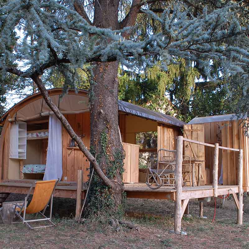 découvrez notre cabane solaire éco-habitat, un espace de vie durable alliant confort et respect de l'environnement. profitez d'une construction écologique optimisée par l'énergie solaire, idéale pour une escapade en pleine nature tout en préservant notre planète.
