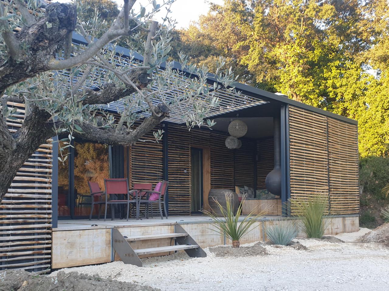 découvrez notre cabane solaire éco-habitat, une solution innovante alliant confort et respect de l'environnement. profitez d'un espace de vie durable, autonome en énergie, conçu pour une immersion totale dans la nature.