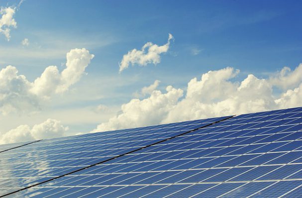 découvrez comment le collège intègre les panneaux solaires dans son campus pour promouvoir une énergie durable et sensibiliser les élèves aux enjeux environnementaux.