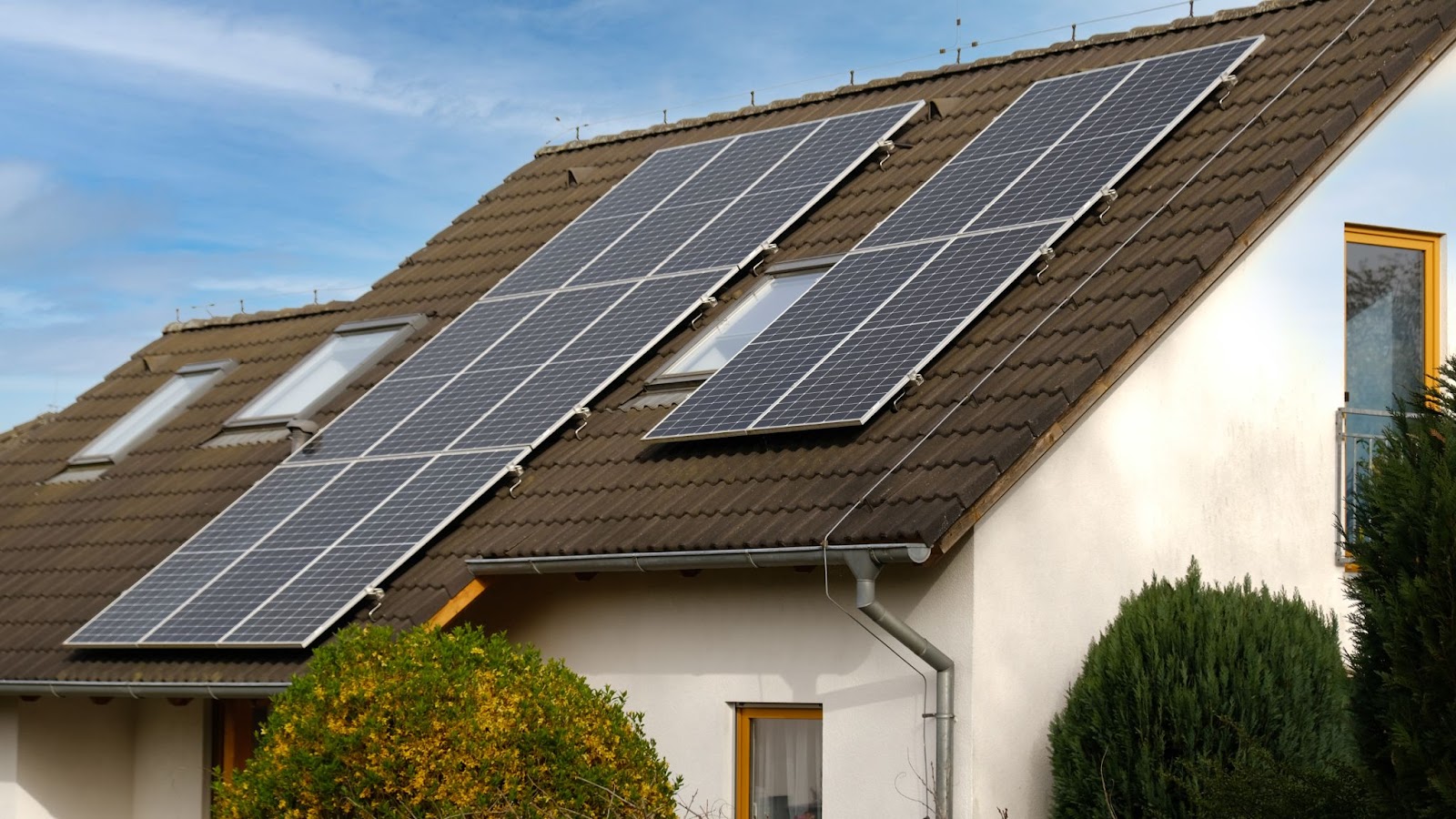 découvrez tout ce qu'il faut savoir sur le coût des panneaux solaires : prix d'achat, installation, aides financières et économies d'énergie. informez-vous pour faire le meilleur choix et maximiser votre investissement écologique.