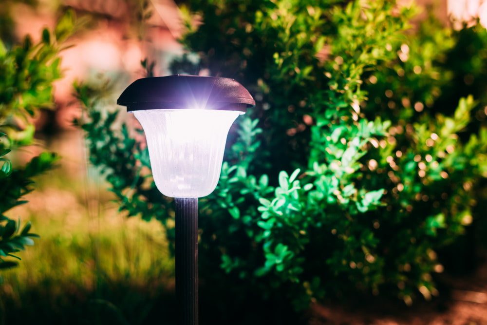 découvrez notre sélection d'éclairages solaires spécialement conçus pour les abris de jardin. profitez d'une lumière douce et écologique, idéale pour illuminer votre espace extérieur tout en préservant l'environnement. optez pour une solution pratique et esthétique pour vos soirées en plein air.