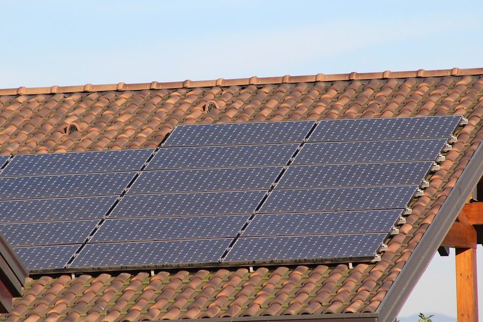 découvrez les meilleurs emplacements pour installer des panneaux solaires et optimiser votre production d'énergie renouvelable. apprenez comment choisir l'orientation et l'angle idéaux pour tirer le meilleur parti du soleil, tout en tenant compte des réglementations et de l'esthétique de votre propriété.