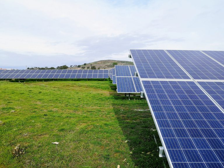 découvrez les enjeux juridiques liés au photovoltaïque, incluant les réglementations, les obligations légales et les défis de conformité pour les acteurs du secteur. informez-vous sur les implications juridiques et les bonnes pratiques pour optimiser vos projets d'énergie solaire.