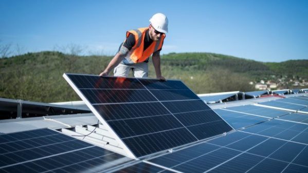 découvrez les enjeux juridiques liés aux installations photovoltaïques, y compris les régulations, les droits de propriété, et les implications environnementales. informez-vous sur les lois en vigueur et leurs impacts sur le développement des énergies renouvelables.