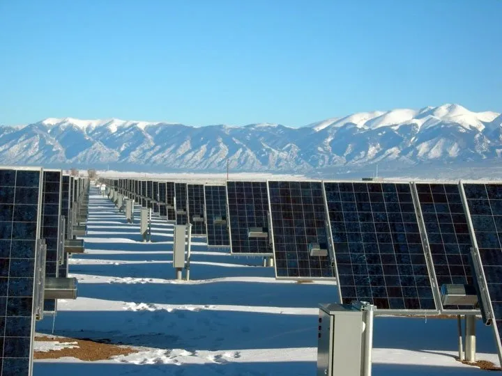 découvrez les enjeux des panneaux solaires, des avantages environnementaux aux défis économiques. informez-vous sur leur impact sur la transition énergétique et les innovations qui façonnent l'avenir de l'énergie renouvelable.
