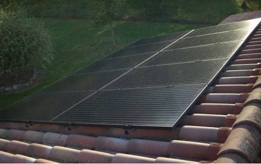découvrez notre guide complet sur la fixation des panneaux solaires sur tuiles plates. apprenez les meilleures techniques et conseils pour une installation sécurisée et durable, tout en maximisant l’efficacité de votre système solaire.