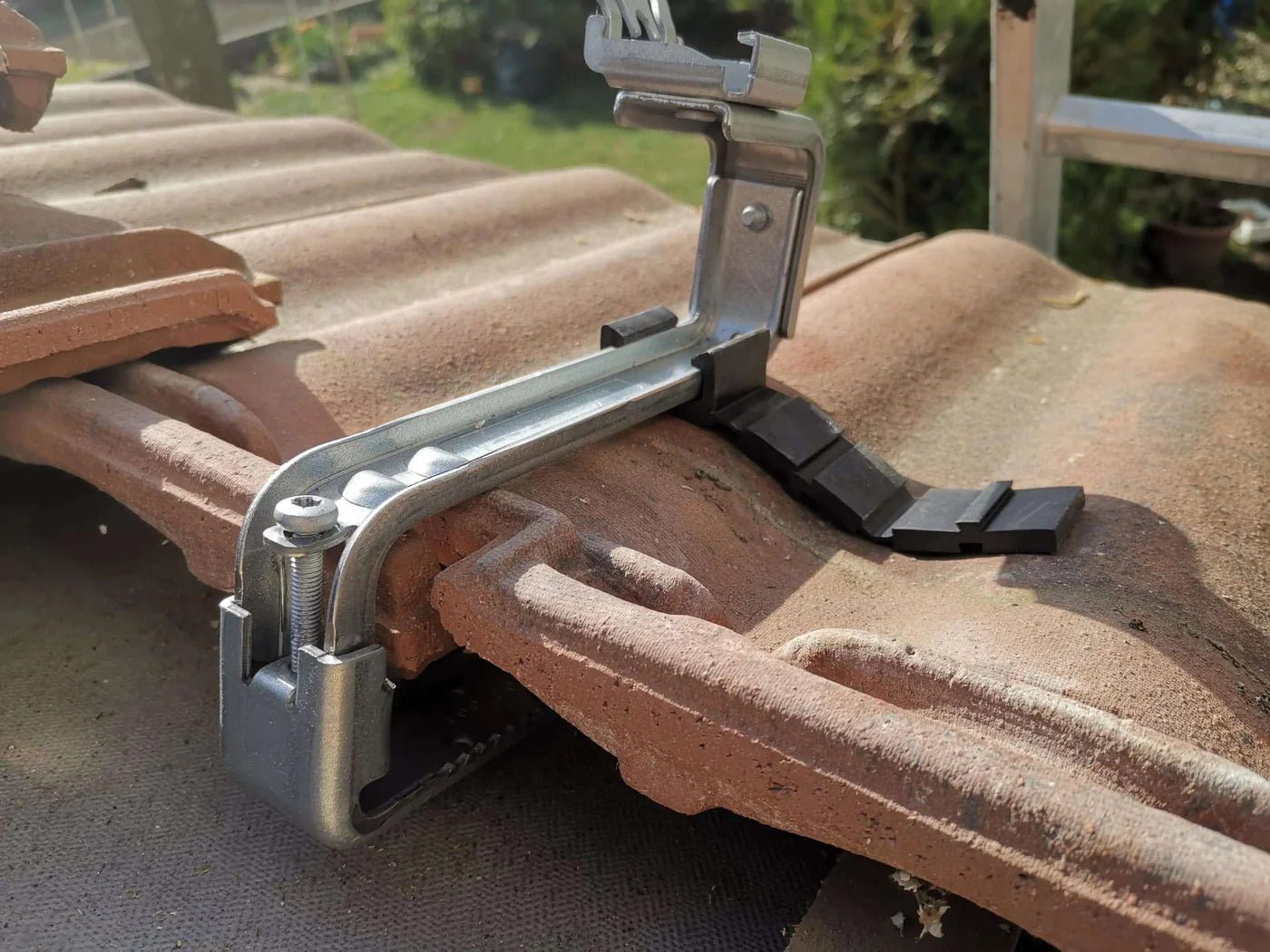 découvrez comment fixer vos panneaux solaires sur des tuiles mécaniques en toute sécurité. suivez notre guide pour une installation facile et efficace, tout en maximisant la performance de votre système solaire.