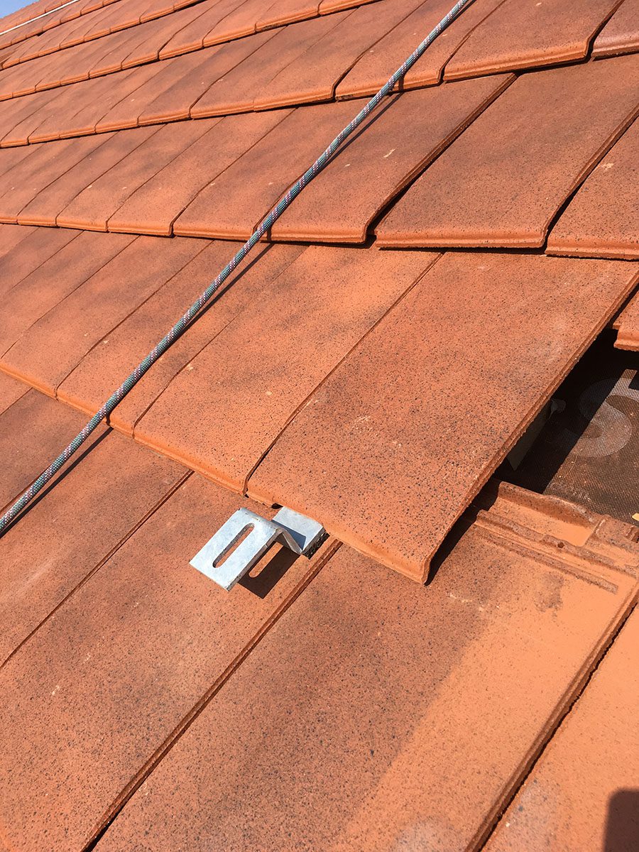 découvrez comment fixer efficacement des panneaux solaires sur des tuiles mécaniques avec nos conseils pratiques. optimisez votre installation solaire tout en préservant l'intégrité de votre toiture.
