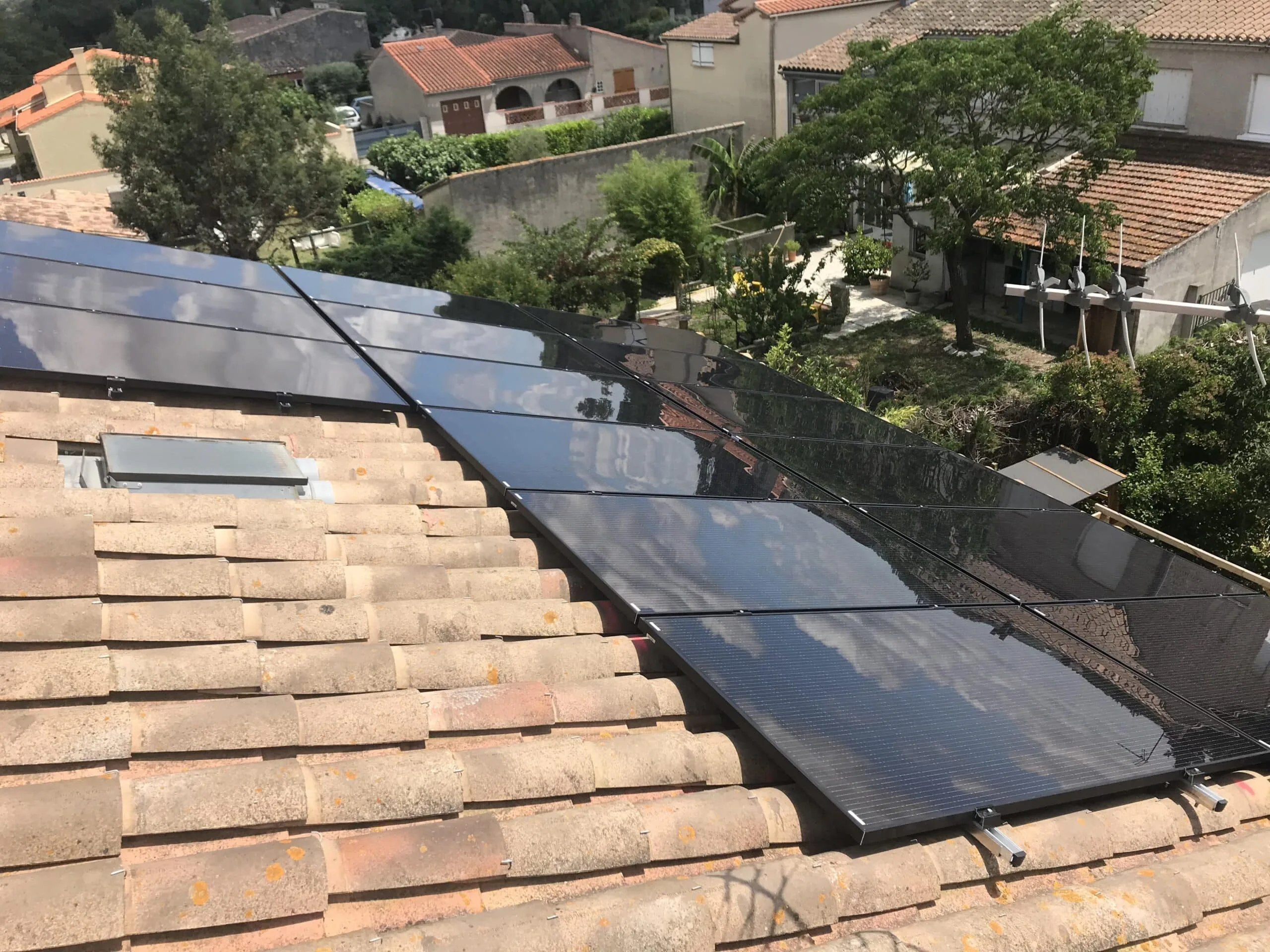 Fixer un panneau solaire sur tuile canal : astuces et conseils 🌞🔧