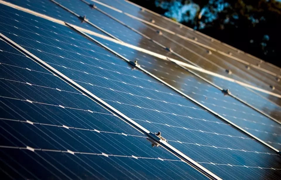 découvrez comment fonctionne un panneau solaire : un dispositif innovant qui transforme la lumière du soleil en électricité, en exploitant des cellules photovoltaïques. apprenez-en plus sur les principes de l'énergie solaire et son impact écologique positif.