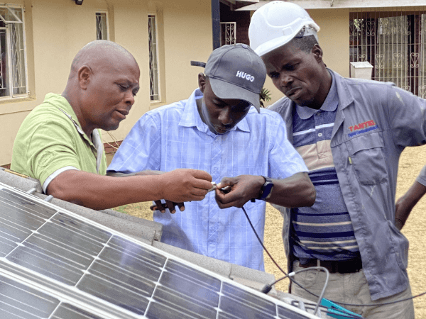 découvrez notre formation spécialisée sur les panneaux photovoltaïques. apprenez à concevoir, installer et entretenir des systèmes photovoltaïques performants pour optimiser la production d'énergie solaire et contribuer à une transition énergétique durable.