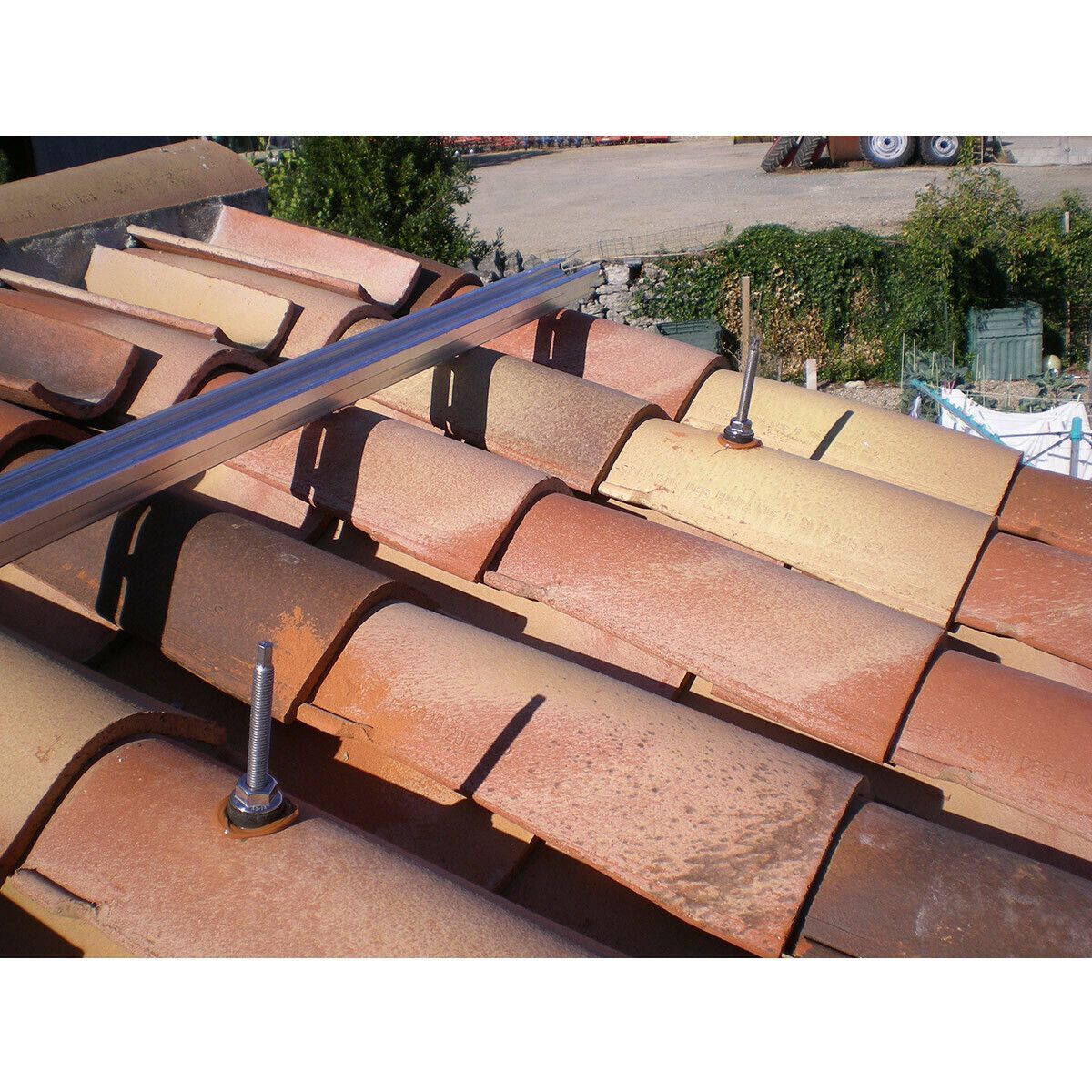 découvrez notre service d'installation de panneaux solaires sur tuiles romanes, alliant efficacité énergétique et esthétique. bénéficiez d'une énergie renouvelable tout en préservant le charme de votre toiture. contactez-nous pour un devis personnalisé et transformez votre toit en une source de revenu et d'économies d'énergie.