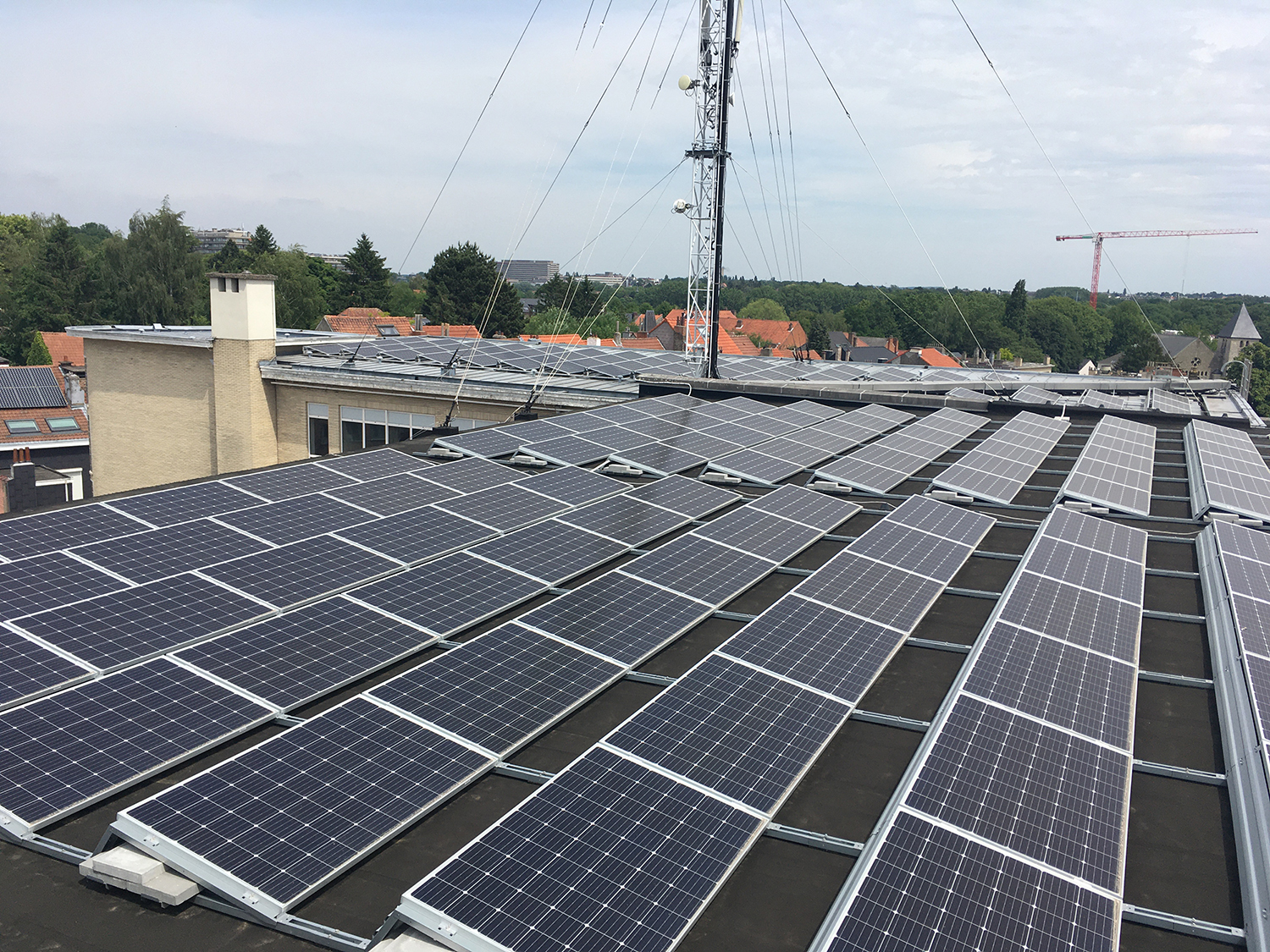 découvrez comment investir dans les panneaux solaires en belgique pour profiter d'une énergie renouvelable, réduire vos factures d'électricité et bénéficier d'aides financières. informez-vous sur les avantages fiscaux et les subventions disponibles pour faire de votre projet solaire un succès.