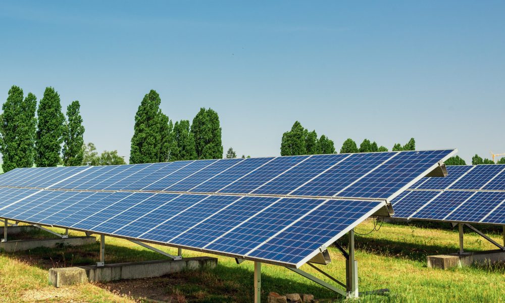 découvrez comment l'investissement dans des panneaux solaires peut réduire vos factures d'énergie et contribuer à un avenir durable. profitez des avantages fiscaux et valorisez votre bien tout en protégeant l'environnement.