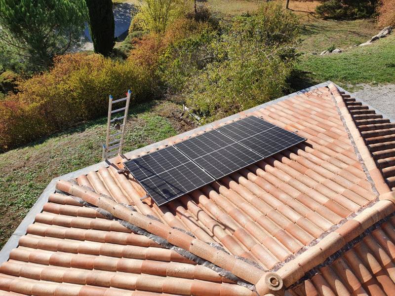 découvrez notre kit solaire 9000w, idéal pour une autonomie énergétique optimale. avec sa puissance élevée, ce système photovoltaïque vous permet de réduire vos factures d'électricité et de profiter d'une source d'énergie renouvelable. facile à installer, il est parfait pour les maisons, les camps ou les activités en extérieur. investissez dans l'avenir avec notre kit solaire performant.
