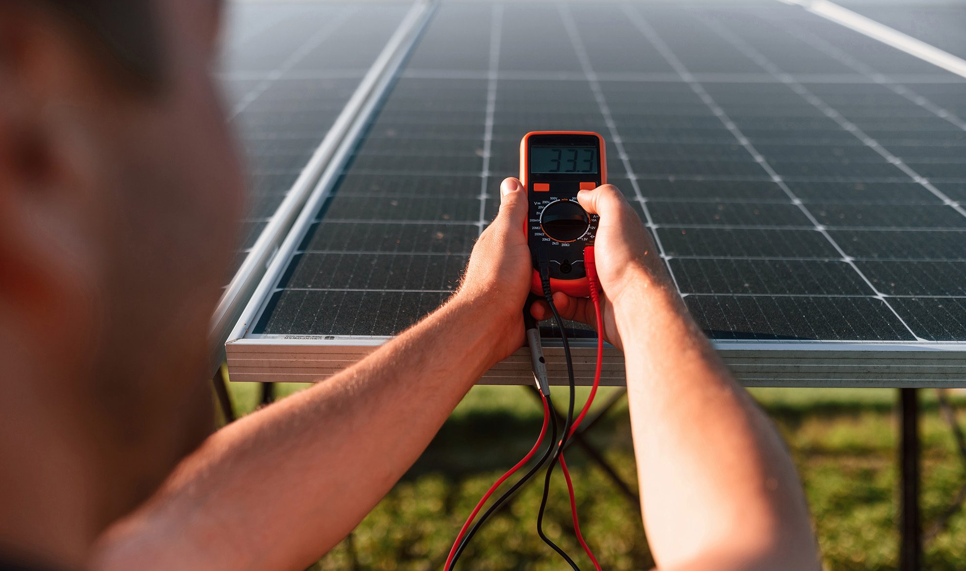 découvrez comment mesurer la puissance de votre panneau solaire en watts. apprenez les méthodes et outils essentiels pour évaluer l'efficacité de votre installation photovoltaïque et optimiser votre production d'énergie renouvelable.