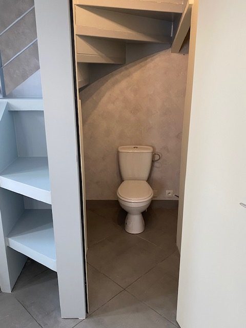 découvrez nos conseils et astuces pour l'optimisation des wc : améliorez l'efficacité de votre chasse d'eau, réduisez votre consommation d'eau et assurez un entretien facile pour un environnement plus écologique.